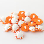 BG163893-24L Novelty Button Fish - White/Orange