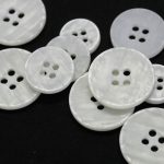 BG131015 Basic Button Matt 4 hole - 24L (15mm), White